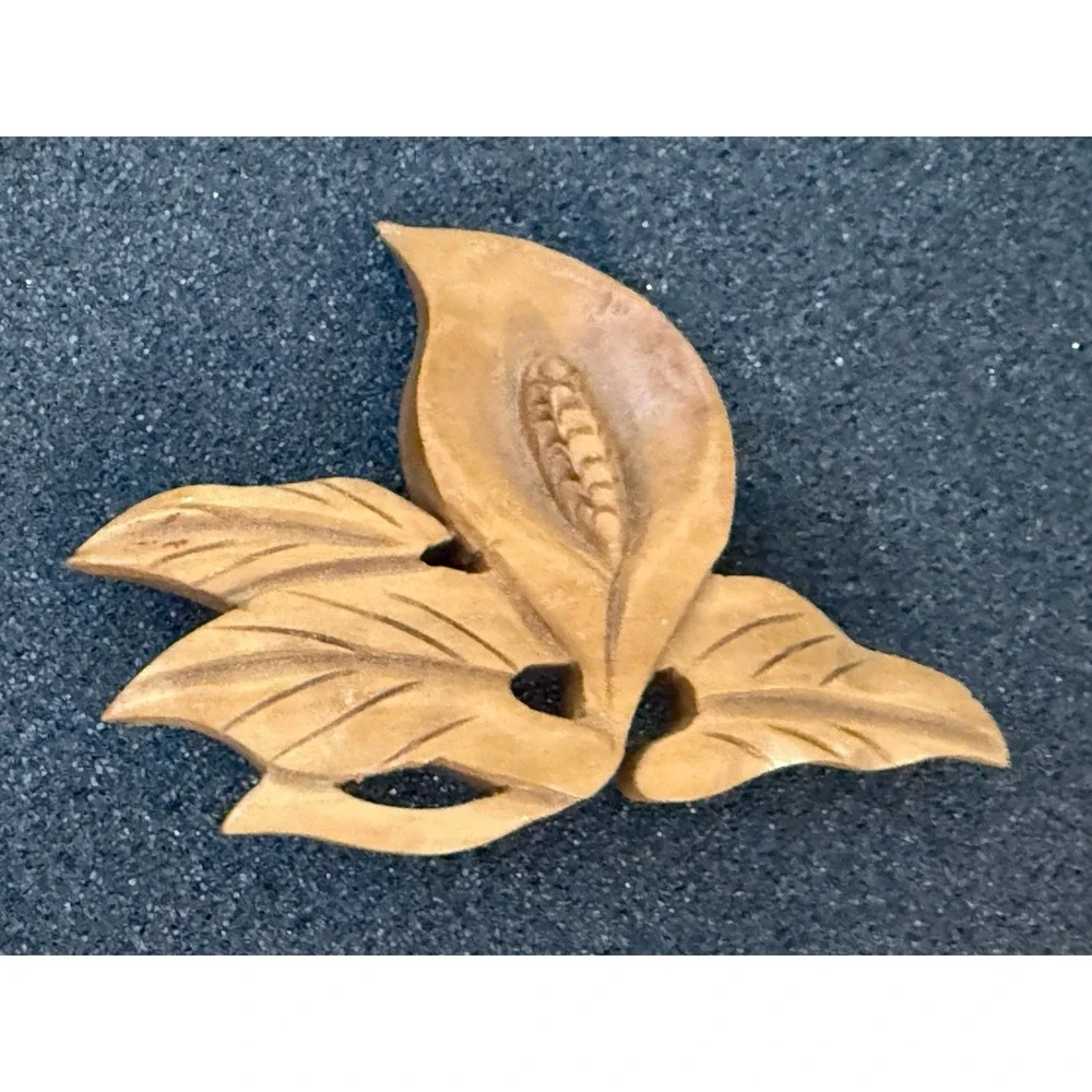 vintage carved wood Leaf‎ Flower  pin brooch Lightweight Warm Brown Tone